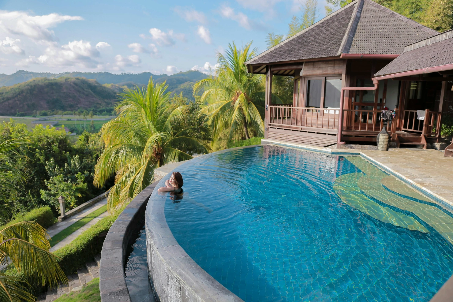 Indoor/Outdoor Pool Integration For Elegant Home Entertaining Indoor/Outdoor Pool Integration For Elegant Home Entertaining