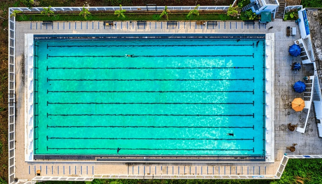 Concrete vs. Fiberglass Pools: How Brushing Needs Differ